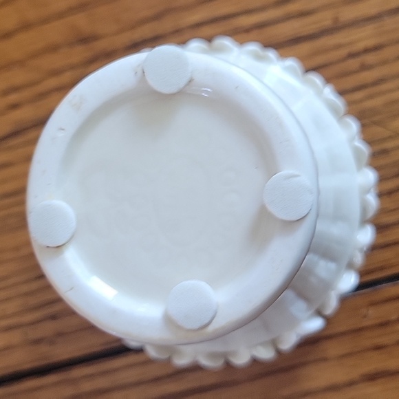 Vintage small planter pot in creamy white with a floral pattern around the top. - Picture 3 of 5